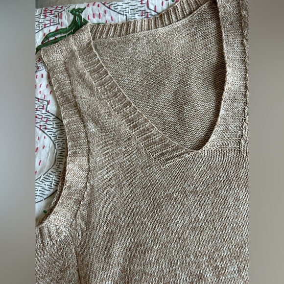 NWOT! Sweater vest with pockets - Picture 3 of 5